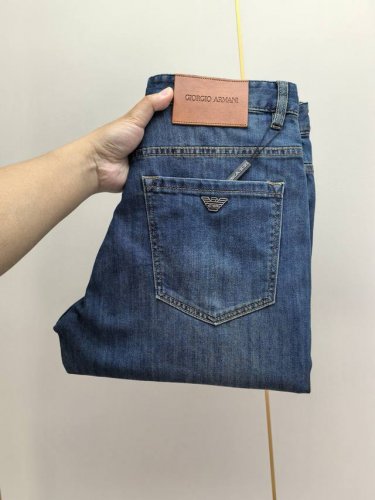 阿玛尼。2025春夏最新推出男士牛仔裤新品！重工水洗牛仔面料，定制面料和一般牛仔布料比起来，更加柔软舒适！超重工洗水工艺 双工艺洗水 整条裤子，手感舒适，细腻程
