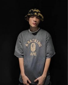 原厂品质 Bape 做旧裂纹猿人头字母Logo印花 复古水洗短袖T恤 猿人又要杀疯了经典的猿人头辨识度极高 龟裂工艺Logo 破坏裂纹印花设计复古感十足 230