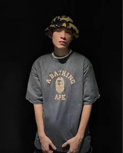 原厂品质 Bape 做旧裂纹猿人头字母Logo印花 复古水洗短袖T恤 猿人又要杀疯了经典的猿人头辨识度极高 龟裂工艺Logo 破坏裂纹印花设计复古感十足 230