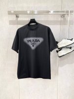 普拉达 高版本2025春夏新款男女同情侣款休闲宽松棉质圆领短袖T恤衫 260克纯棉不变形专供贸易公司渠道稀出 同步官网发售 专柜最新系列 经典时尚设计元素 为全