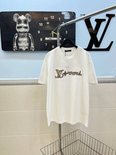 款号156 Louis Vuitton Lv2025Ss刺绣圆领短袖 采用280G纯棉双纱面料 上身舒适柔软 透气性强 前后采用精美刺绣工艺 高端百搭 高版本可