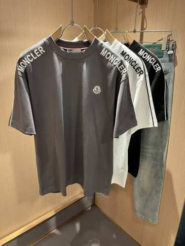 p220 Moncler蒙家 2025春夏男女同款情侣款最新的贸易订单短袖T恤，全品相！！网红款！采用Logo图案印花刺绣设计！上身舒适透气，不僵硬，整体有着丰