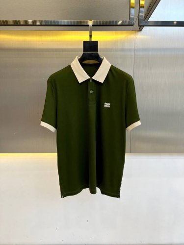 Miumiu缪缪、2025春夏新品发售！男士夏季商务休闲翻领polo短袖T恤，此款为顶级珠地丝光棉面料，透气舒适设计元素非常好看，品牌标识精工刺绣，年度最佳po