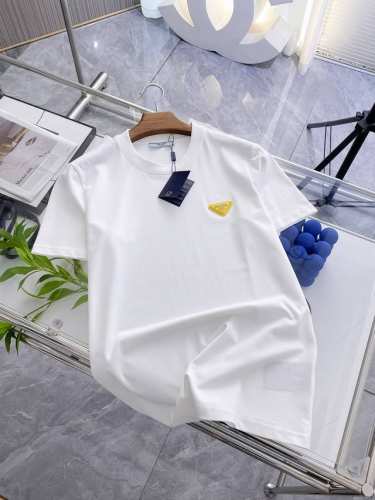 普拉达 夏季新品，胸口经典三角章仔Logo时尚单品设计，更加时尚舒适，高标准定制，上身非常有型，客供辅料，客供进口高档面料质感非常细腻，细节工艺精湛考究，塑造性