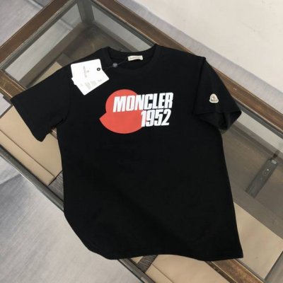 moncler 蒙口 春夏最新款 短袖圆领T恤 极为亲肤舒适 摸上去手感非常的柔软 质感很好 做工细致 完美体现立体感 符合品牌一贯的设计风格 整体非常不错 时