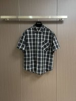 balenciaga 格纹短袖衬衫，定制灰黑相间格纹棉质面料，采用后背品牌字母印花，弧形衣袖下摆，门襟刻字纽扣设计。能与同季下装搭配营造时尚造型，驾驭各种场合，