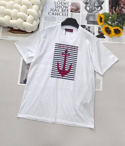Gucci2025新款圆领船锚字母T恤定制Yb原生全棉材质 透气舒适 质感十足 Oversized宽松T恤裁剪 凸显品牌格调 采用克重纯棉制成 略带有弹力 呈现