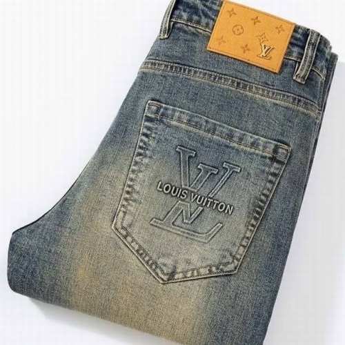 顶级版本 颜色：水洗蓝 码数M Xxl 春夏Lv 新品时尚原单牛仔裤采用进口高档洗水牛仔面料，奢华品牌字母Logo设计 上身随意舒服！收口搭配无束缚感！海外欧洲