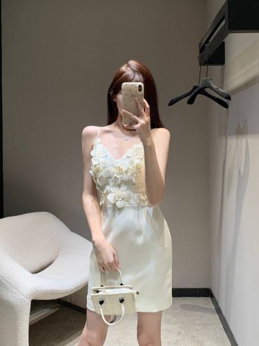 Valentin* 25Ss春夏新款 立体花朵吊带背心裙丨独家高版出品 非常精致的做工 每处细节都敲用心~无论是去海边度假 还是参加朋友的聚会 都能让你成为众人