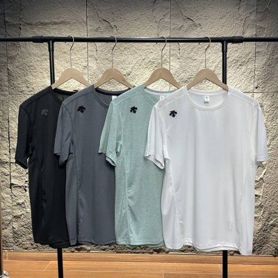 供 迪桑特 Descente 都市运动吸湿排汗短袖T恤系列 科技面料 轻盈透气 激发运动潜能 立体剪裁工艺，贴合人体工学，增强穿着舒适性，无侧缝一B1181体成