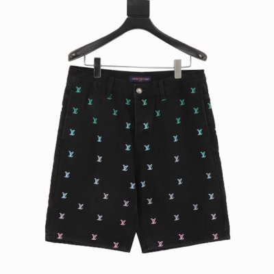 louis Vuitton Lv 渐变绣牛仔短裤 采用水洗黑色牛仔布制成 全身刺绣有 Lv Blason 图案 采用精致的渐变处理 流行色彩从浅绿色渐变为绿色