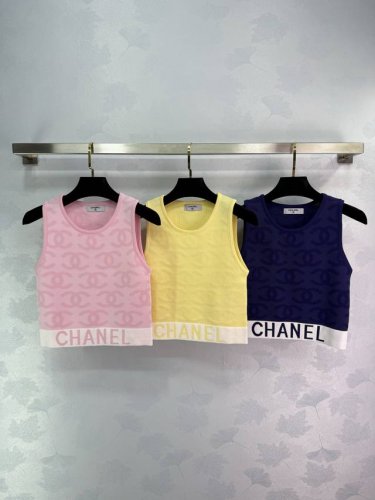 Chane*新款针织背心，三色可选：粉、黄、蓝。舒适透气。底部有Chanel提花设计，时尚感满满。穿搭好选择。3色3码Sml T226B