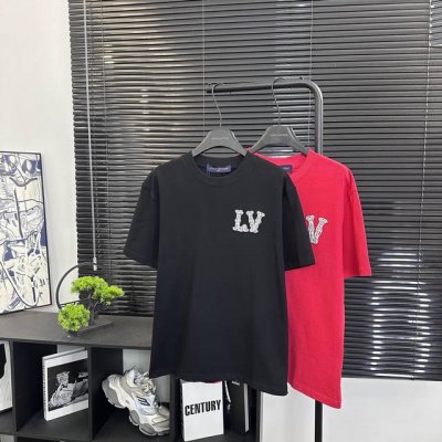 louis Vuitton 款号：L820#路易威登新款珍珠手摇章仔字母短袖 面料- 采用320克双股精梳棉面料.索罗纳螺纹订织订染国标一级面料 工艺：纯手工编