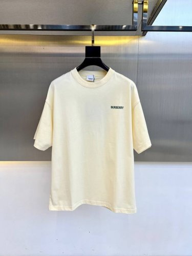 bur巴宝莉、25Ss春夏新品短袖T恤为男士单品，此款面料看起来简单，实际摸到手上，具有水流一般的柔滑，手感爽滑有韧劲，细腻饱满度非常哇塞。常规版型，自由不拘束