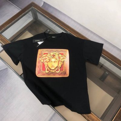 Ver*Sace 范思哲 25Ss专柜同款圆领短袖T恤～标志性品牌Logo印花点缀～定制棉质面料～ 厚板立体！衣服偏厚使整体高透气和柔软性的质感更加凸显，饱满的