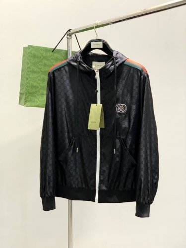 P420，Gucci 古驰，2025春季最新款，专柜同步有售，原单狠货，时尚休闲连帽外套，上身很有特点！吸睛而有亮点，进口原版面料，顶级刺绣工艺字母图案装饰Lo