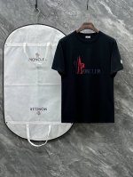 2025Mo的新款 T 恤太可啦！ 字母 Logo 刺绣，细节满满 圆领短袖，清爽利落 宽松休闲，舒适无拘 纯棉半袖，亲肤柔软 赶紧穿上，享受自在时光 颜色：黑