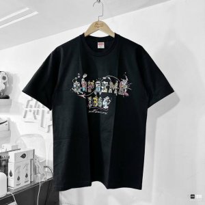 8007款Supreme Ss24 夏季T恤系列 Week19 Varsity Tee 卡通Logo字母印花圆领短袖T恤 男女同款 码数Smlxl 黑色白色