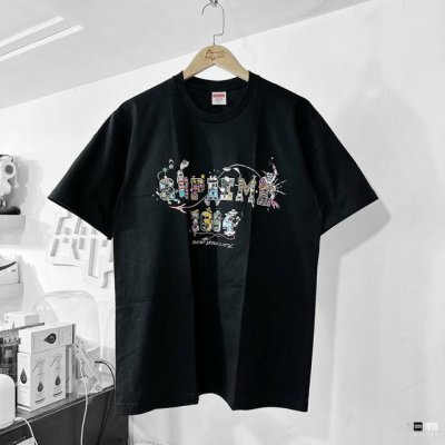 8007款Supreme Ss24 夏季T恤系列 Week19 Varsity Tee 卡通Logo字母印花圆领短袖T恤 男女同款 码数Smlxl 黑色白色