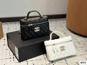 配盒折叠盒子 香奈儿Chanel 化妆包. 质感很高级 容量超级大也很耐用日常出街背 它回头率百分百 就是这种随性慵懒 尺寸：19 12