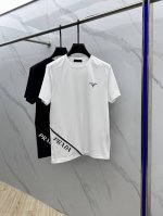 prada 普拉达 2025春夏新款首发专柜最新款短袖圆领T恤 高端订制 设计前卫时尚！品牌Logo重工艺设计 高端定制丝光长绒棉面料.手感柔软.穿着舒适.专柜
