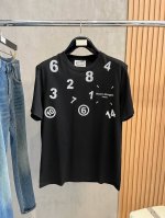 马吉拉 2025春夏新款 字母Logo圆领短袖T恤，春夏休闲穿搭必不可少，原版纯棉面料。完完全全体现在高级审美的做工上，做工更是精致大气，Z立体感超强，非常惊艳