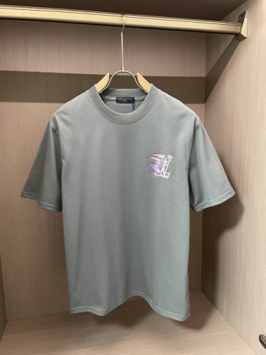 lv 2025新款 圆领 短袖 T恤 高端版本！专柜定制面料 透气舒适度高，细节无可挑剔，品牌元素设计理念，体现高品质。手感细腻柔软！呈现休闲裁剪，上身版型超赞