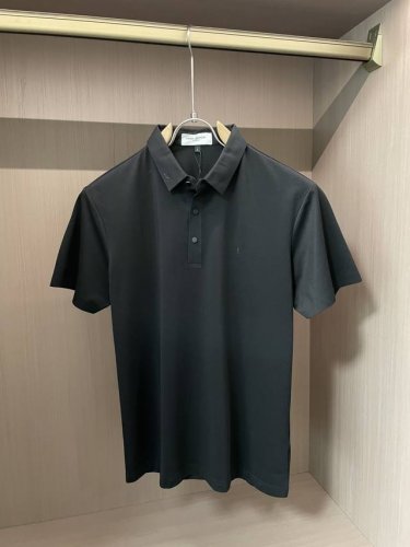 圣罗兰 2025春夏 经典的Polo领设计，搭配简洁的单排扣，线条利落流畅，巧妙修饰颈部线条，彰显优雅绅士格调。左胸处精致的品牌标识，采用无痕压胶工艺，细腻而平