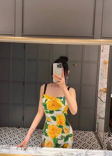 dolce & Gabbana杜嘉班纳 西西里女人味 热情金黄色玫瑰撩人又魅 贵妇度假修身显瘦包臀性感吊带连衣裙。Smlxl