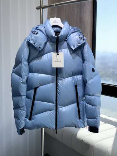 moncle*R 蒙-口， Fw新款羽绒服外套，专柜同步在售， 定织面料，柔软细腻，内里90%白鹅绒填充，轻薄保暖，蓬松度极高，顶级版本，原版精致车工剪裁，三标