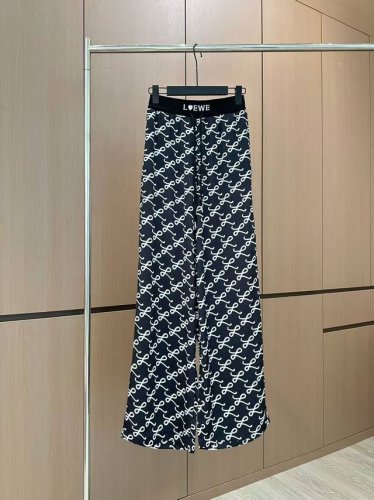 爆款现货 原单品质 Loew* 25新款织带印花休闲裤 颜色百搭高级 定制面料尽显高级随意感 视觉盛宴 四季必入的百搭单品 订制面料 质感巨好 慵懒范儿十足 女