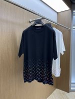 高版本Lv 25新款钻石针织短袖 平织纯棉优质棉面料，采用14针平织优质棉，特殊渐变烫钻工艺，面料手感柔软、舒适，适合贴身穿着；同时具有良好的色彩鲜艳度和遮盖力