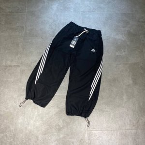 Adidas阿迪达斯 三条杠九分裤抽绳运动裤情侣款 Color: 黑色 Size: M-Xl M 腰围 臀围114 裤长88 Cm L 腰围84 臀围118 裤