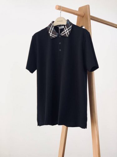 Burberry 巴宝莉 2025Ss春夏新品 格纹衣领polo衫，教科书级质感登场，从金融街到高尔夫球场都能 Slav的英伦荷尔蒙。甄选棉质珠地网眼布面料精纺