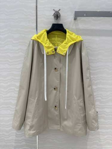 独家首发原单品质Miu系少女25早春秀场新品，两面可穿的冲锋衣夹克短款风衣！时髦配色穿搭！记忆丝连帽冲锋衣结合翻领夹克风衣可甜可盐的运动少女风！定制面料轻盈舒适