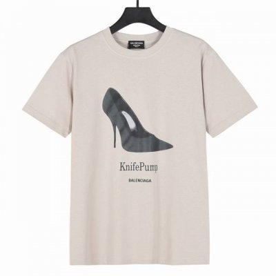 Balenciaga巴黎世家官网同款高跟鞋Logo短袖T恤 面料采用300克重双纱精梳棉，定制32支1*1螺纹，成衣两遍水洗处理，面料舒适亲肤无异感，定制定染面