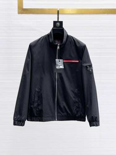 P300 普拉达 高端品质 2025春季新品时尚休闲夹克外套，进口原版科技牛仔面料，双面穿上身舒适透气，胸前精致手工工艺Logo，独特设计欧洲时尚风格，反面数码
