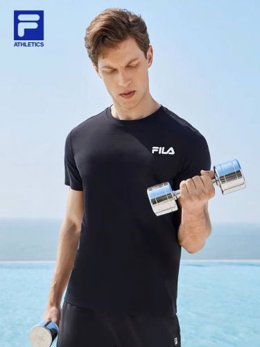 2025年新款Fila 斐乐 字母款手感超舒适男女同款短袖上衣 这一次 我们为男女情侣们精心准备了多款时尚 百搭的黑色和白色字母短袖 让你们在炎炎夏日中尽显高级