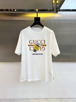 Gucc古驰、2025新季新款春夏新款印花Logo短袖T恤！甄选本草抗菌科技面料打造双纱面料 本品含有艾草、金银花、茶树精油提取物天然抗菌成份，采用最新纳米技术