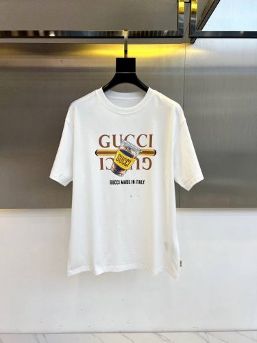 Gucc古驰、2025新季新款春夏新款印花Logo短袖T恤！甄选本草抗菌科技面料打造双纱面料 本品含有艾草、金银花、茶树精油提取物天然抗菌成份，采用最新纳米技术