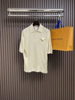 Bv 亚麻色假口袋三角标及棉针织短袖polo，春夏新款翻领针织衫上衣 极简风基础款 定制纱线的针织更加柔软舒适。尺码：S-M-L