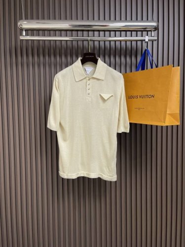 Bv 亚麻色假口袋三角标及棉针织短袖polo，春夏新款翻领针织衫上衣 极简风基础款 定制纱线的针织更加柔软舒适。尺码：S-M-L