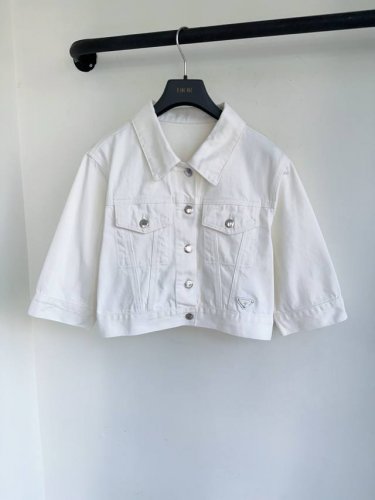 pra25春夏新款复古牛仔翻金属三角标字母短外套出货重工洗水工艺怀旧复古风丹宁风超级高级 撞色字母皮牌低调奢华，定制进口洗水牛仔细腻质感超赞 小短款版型上身巨显