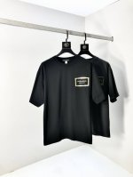 D&G。顶级货品2025春夏新款首发专柜最新款短袖圆领T恤 高端订制 设计前卫时尚！品牌Logo重工艺设计 高端定制原版欧棉面料.手感柔软.穿着舒适.B专柜级别