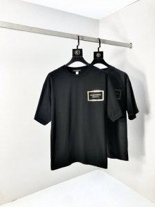 D&G。顶级货品2025春夏新款首发专柜最新款短袖圆领T恤 高端订制 设计前卫时尚！品牌Logo重工艺设计 高端定制原版欧棉面料.手感柔软.穿着舒适.B专柜级别