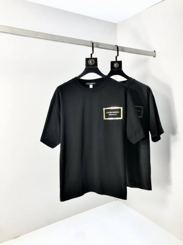 D&G。顶级货品2025春夏新款首发专柜最新款短袖圆领T恤 高端订制 设计前卫时尚！品牌Logo重工艺设计 高端定制原版欧棉面料.手感柔软.穿着舒适.B专柜级别