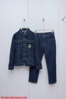 上衣 裤子 L598 Fd芬迪 勋章刺绣牛仔裤 Yb购入打版，采用定制深蓝色牛仔面料，面料舒适柔软，亲肤透气，胸前饰以翻盖胸袋徽章刺绣，后腰部配竖向侧贴袋和可调