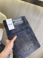 DIOR迪奥 2025新品男士牛仔裤 面料舒适弹性好。独家发售 时尚优雅 重工艺设计。采用原色酵母水洗工艺 精选进口重磅丹宁牛仔面料 配定制五金装饰 真皮皮牌