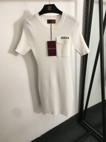 款号20252123 Gucc*新款 Logo单口袋包臀收腰针织短袖连衣裙，白色，黑色， 均码；胸围68，袖长22，长85