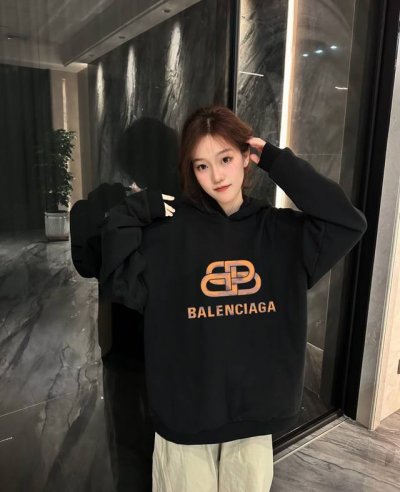 Balenciaga 巴黎世家复古迷彩大锁扣春季连帽卫衣 本款采用新疆华棉面料，不起球不褪色不变形，质量超级好，柔软的让你爱不释手，布料挺实，绝对厚实，打底单穿